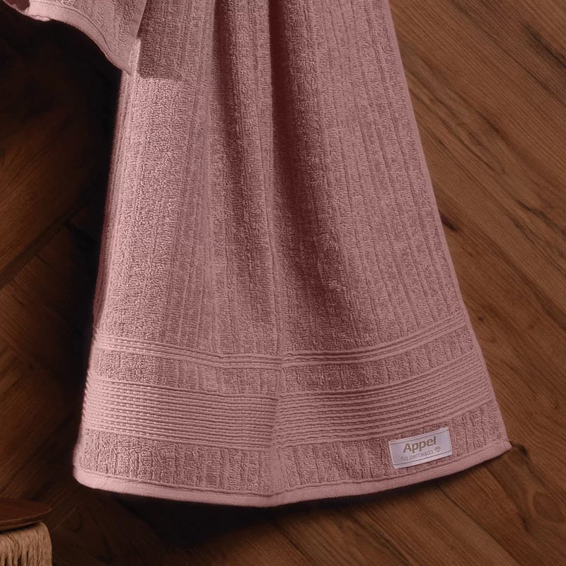 toalha de banho sonata appel pendurada