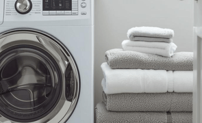 maquina de lavar roupas e toalhas de banho